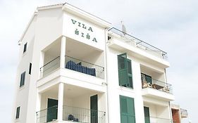 Beachfront Apartments Villa Sisa